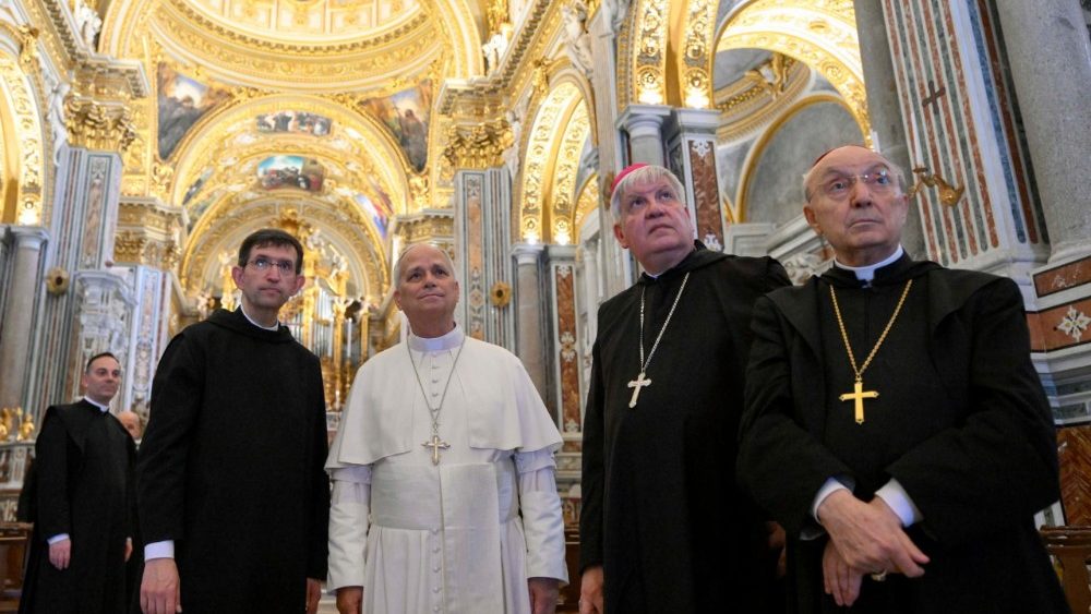 Papa Leão XIV visita Abadia de Montecassino e reza pela paz mundial 4 Papa Leao XIV visita Abadia de Montecassino e reza pela paz mundial 2