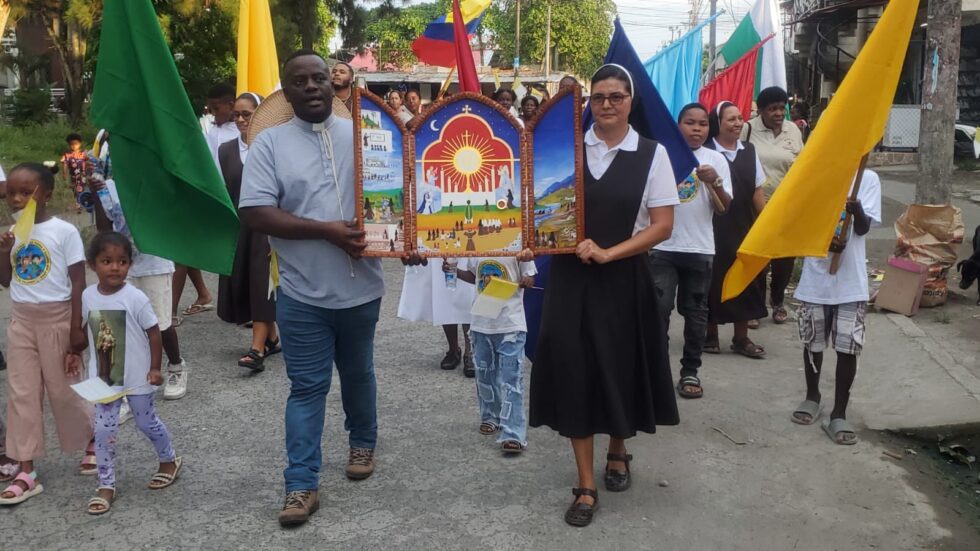 Religiosas celebram centenário de Adoração Perpétua com Peregrinação Eucarística 3 Religiosas celebram centenario de Adoracao Perpetua com Peregrinacao Eucaristica 2