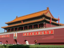 Em Hong Kong, até rezar e recordar se tornou ameaça ao Estado 2 Portão de Tiananmen Foto: Wikipedia