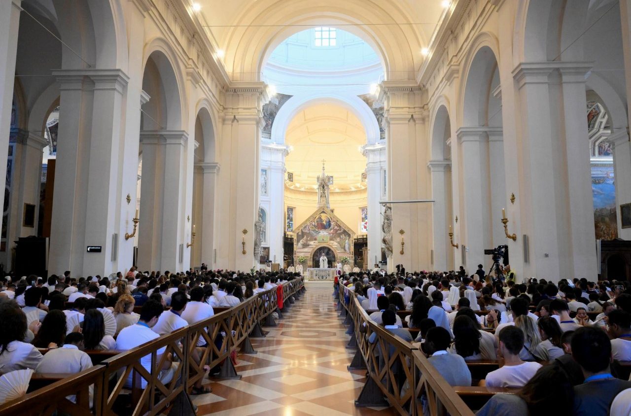 Em Assis, Papa Leão XIV convoca os jovens a serem novos Santos e transformar o mundo 4 Em Assis Papa Leao XIV convoca os jovens a serem novos Santos e transformar o mundo 1