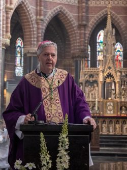 Dom Mutsaerts: uma paróquia com pároco santo tem mais futuro do que diocese com 20 grupos sinodais 2 Rob Mutsaerts Bispo Auxiliar da Diocese de ’s-Hertogenbosch Foto: rede social X