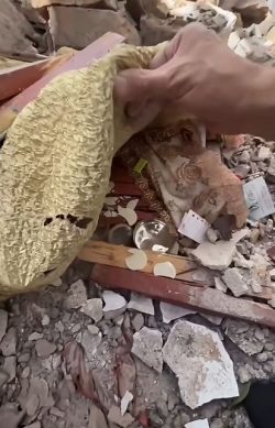 Colômbia: sacerdote recolhe hóstias consagradas sob escombros de igreja atingida pelo terremoto 2 Foto: Screenshot/ Facebook