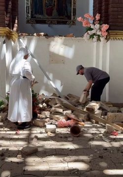 Colômbia: sacerdote recolhe hóstias consagradas sob escombros de igreja atingida pelo terremoto 3 Hostias terremoto colombia1