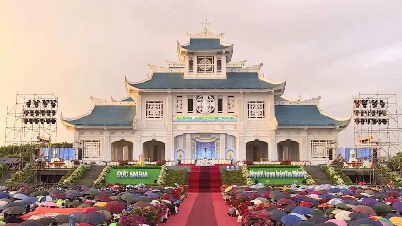 Mais de 200 mil fiéis celebram Nossa Senhora de La Vang, a "Lourdes do Vietnã" 4 Mais de 200 mil fieis celebram Nossa Senhora de La Vang a Lourdes do Vietna 3