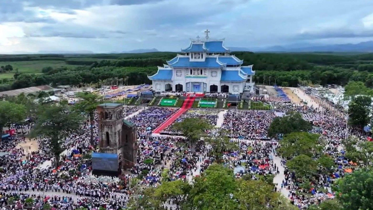 Mais de 200 mil fiéis celebram Nossa Senhora de La Vang, a "Lourdes do Vietnã" 2 Mais de 200 mil fieis celebram Nossa Senhora de La Vang a Lourdes do Vietna