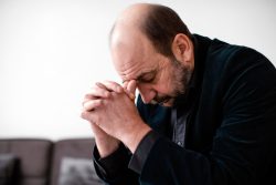 O que é meditar? 2 <a href="https://www.magnific.com/br/fotos-gratis/homem-religioso-rezando-em-casa_12690287.htm">Imagem de magnific</a>