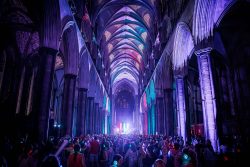Catedrais antigas da Inglaterra viram palcos de shows e discotecas silenciosas 2 Foto: Silent Discos in Incredible Places/ Facebook