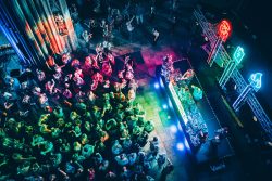 Catedrais antigas da Inglaterra viram palcos de shows e discotecas silenciosas 3 Foto: Silent Discos in Incredible Places/ Facebook