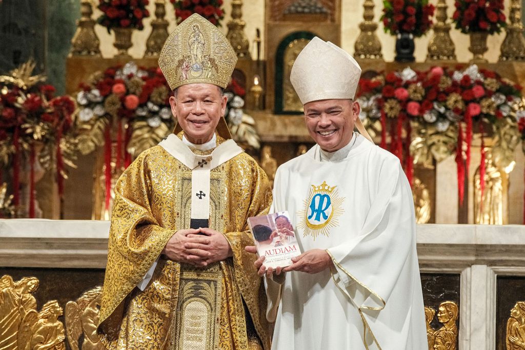 Filipinas: Livro com homilias do Cardeal Advincula é lançado na Catedral de Manila 2 Filipinas Livro com homilias do Cardeal Advincula e lancado na Catedral de Manila