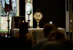 Eucaristia, Maria e tradição: por que algumas mulheres estão escolhendo a Igreja Católica nos EUA 2 Foto de <a href="https://unsplash.com/pt-br/@mrgregg225?utm_source=unsplash&utm_medium=referral&utm_content=creditCopyText">Matea Gregg</a> na <a href="https://unsplash.com/pt-br/fotografias/uma-pessoa-sentada-em-uma-mesa-em-frente-a-um-vitral-Xno8EGzc_EE?utm_source=unsplash&utm_medium=referral&utm_content=creditCopyText">Unsplash</a>