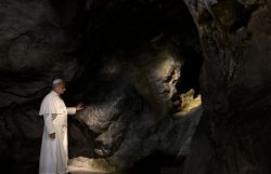 Oração do Papa Leão XIV na gruta de Lourdes 3 Foto: Vatican Media