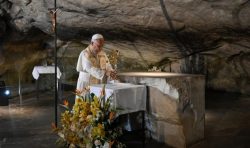 Oração do Papa Leão XIV na gruta de Lourdes 4 Foto: Vatican Media