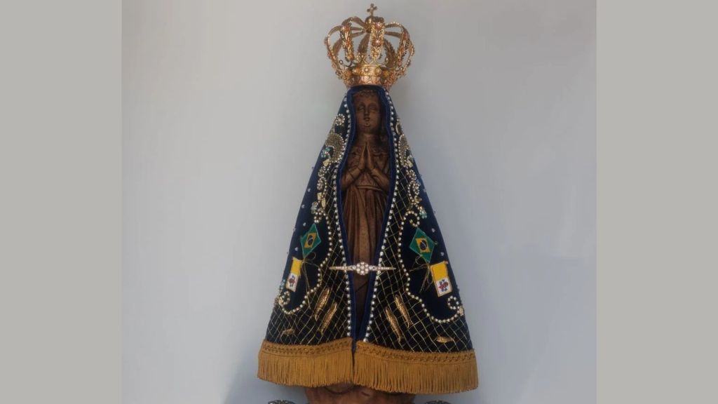 Imagem de Nossa Senhora Aparecida ganha novo manto no Santuário de Fátima 2 Imagem de Nossa Senhora Aparecida ganha novo manto no Santuario de Fatima 1