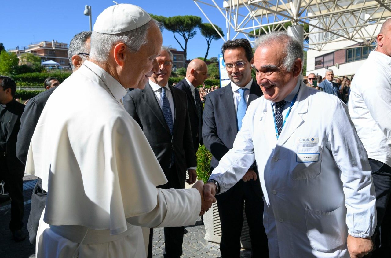 Papa Leão XIV é acolhido pelo carinho dos fiéis ao dar entrada no Hospital Gemelli 2 Papa Leao XIV e acolhido pelo carinho dos fieis ao dar entrada no Hospital Gemelli 2