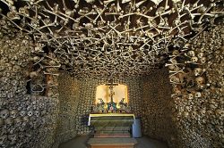 5 capelas católicas que convidam à meditação sobre a morte 4 Capela das Caveiras, na Polônia Foto: Wikipedia