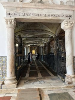 5 capelas católicas que convidam à meditação sobre a morte 2 Capela dos Ossos de Évora Foto: Maria Cristina Miranda