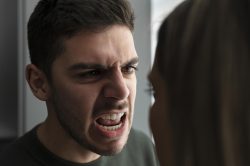 O vício inumano da ira 2 <a href="https://www.magnific.com/br/fotos-gratis/casal-brigando-de-raiva-em-casa_13944322.htm">Imagem de magnific</a>
